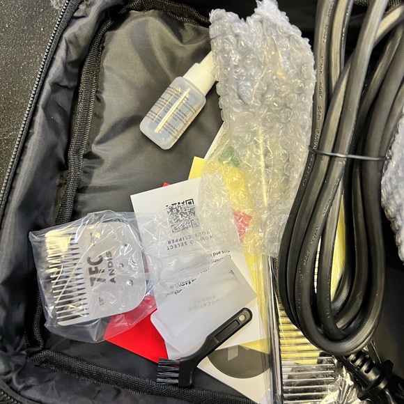 Andis EasyClip Versa Detachable Blade Dog Clippers Kit - Picture 4 of 6